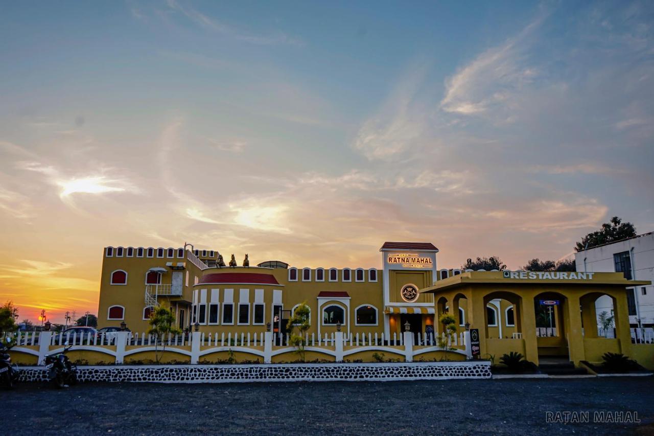 Ratna Mahal Dhāmnod Buitenkant foto